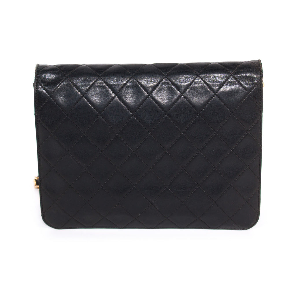 Chanel Classic Quilted Chain Shoulder Bag Bags Chanel - Shop authentic new pre-owned designer brands online at Re-Vogue