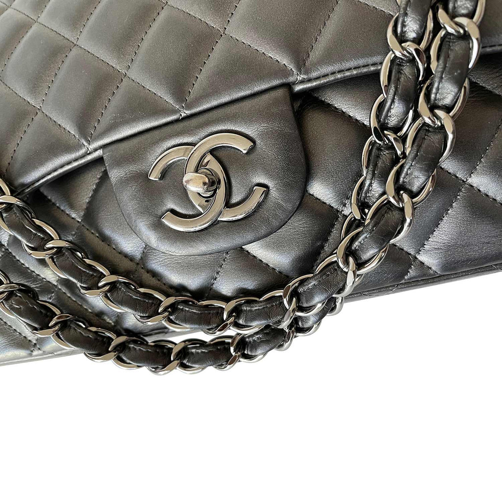 Chanel Vintage Forest Green Medium Classic Double Flap Bag – Dina C's Fab  and Funky Consignment Boutique