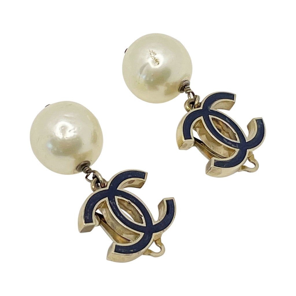 Shop authentic Chanel CC Logo Pearl Clip Earrings at revogue for just USD  610.00