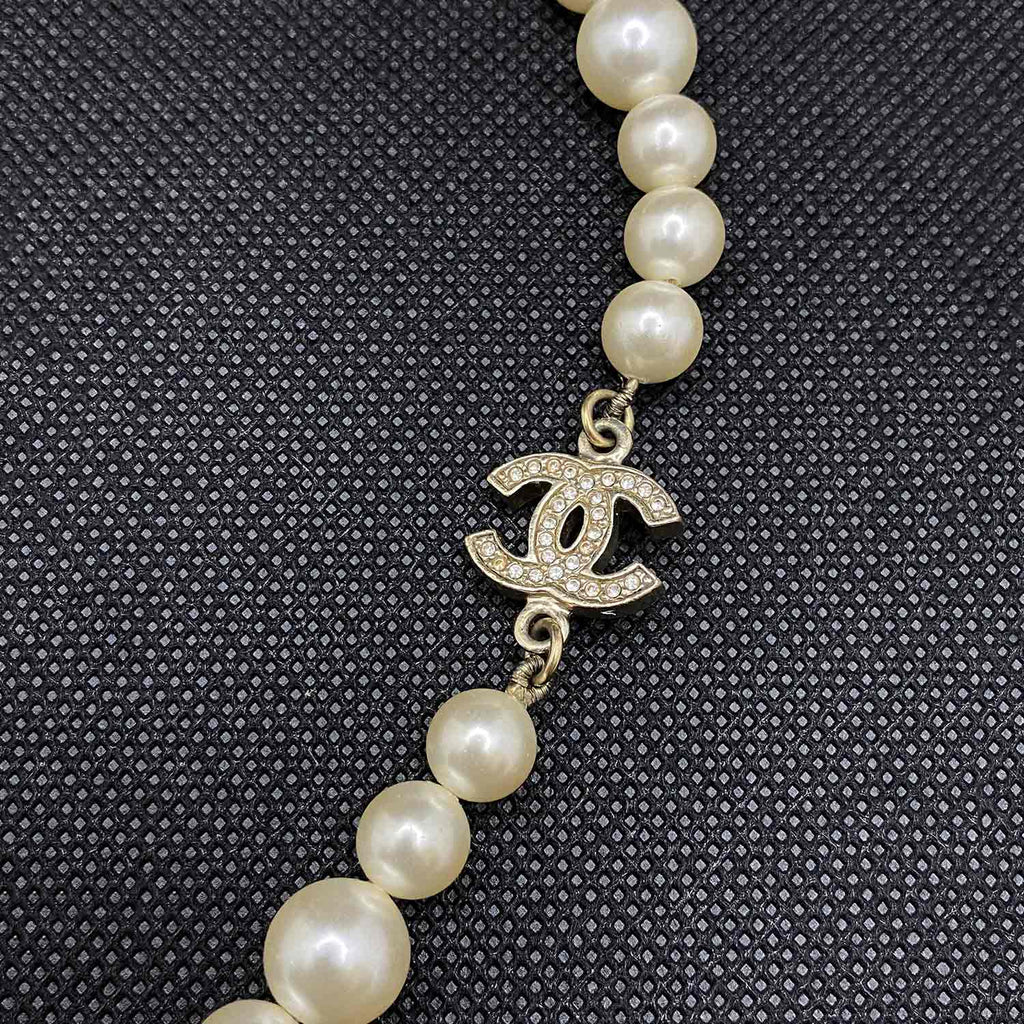 Chanel White Pearl Short Necklace