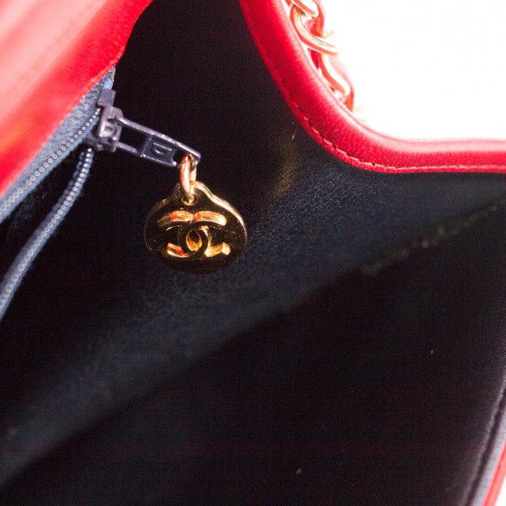 Chanel Quilted Chain Shoulder Bag Bags Chanel - Shop authentic new pre-owned designer brands online at Re-Vogue