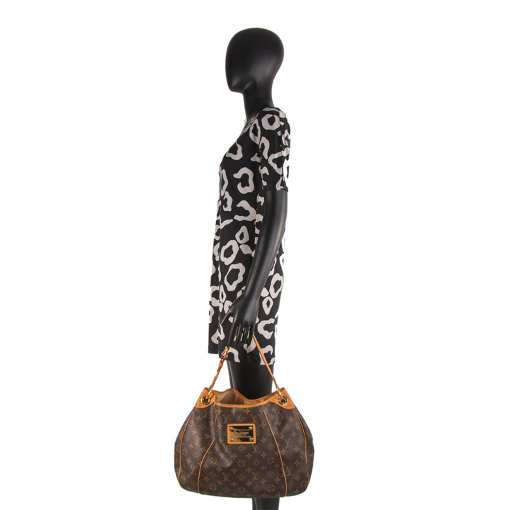 Louis Vuitton Monogram Galleria PM Bags Louis Vuitton - Shop authentic new pre-owned designer brands online at Re-Vogue