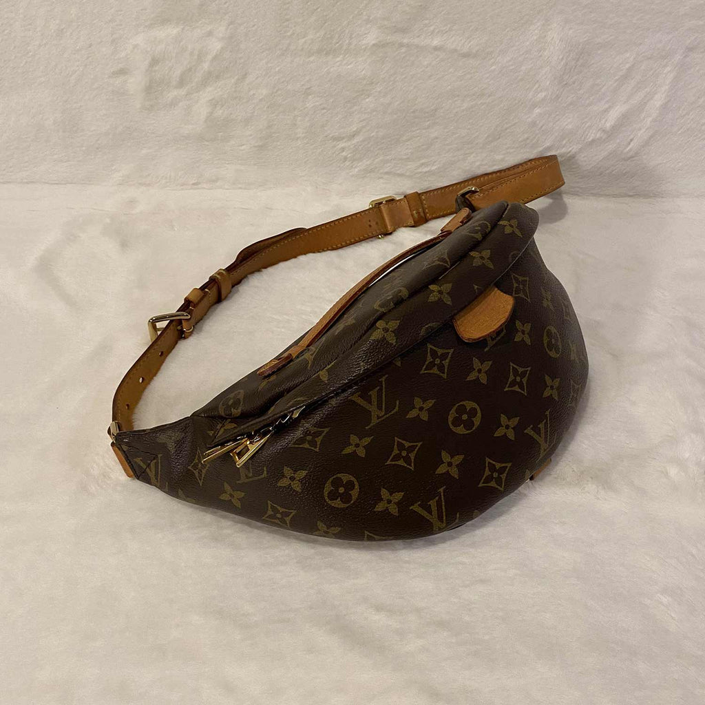 BagButler - With the classic Louis Vuitton Monogram canvas, natural cowhide  trimming and gold tone metal padlock, this Louis Vuitton Speedy Bandoulière  25 will speak for itself. Roomy and adaptable, this is