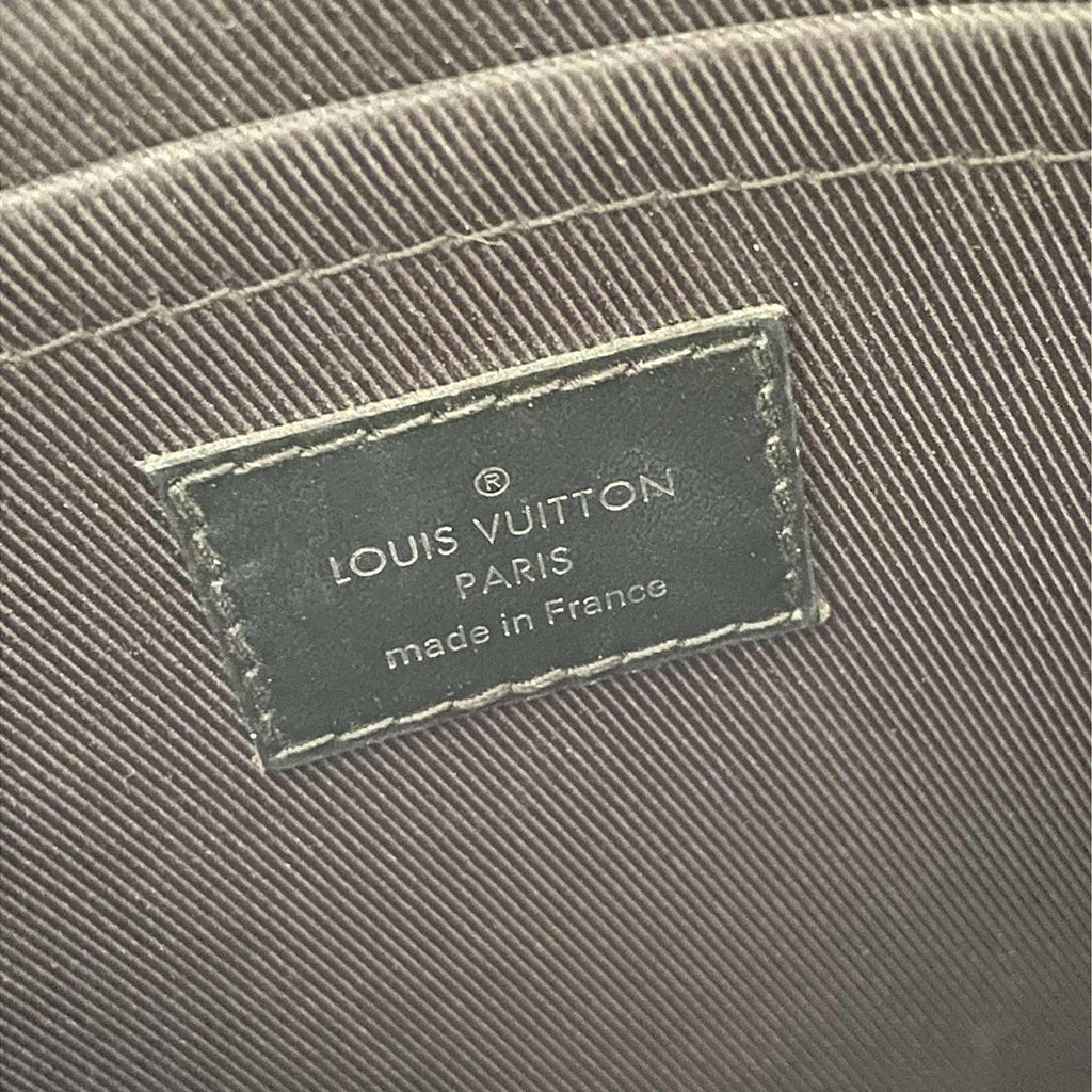 Louis Vuitton Monogram Eclipse Discovery Pochette (SHG-H5M49L