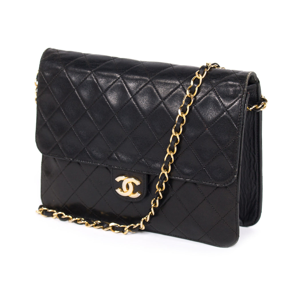 Chanel Classic Quilted Chain Shoulder Bag Bags Chanel - Shop authentic new pre-owned designer brands online at Re-Vogue