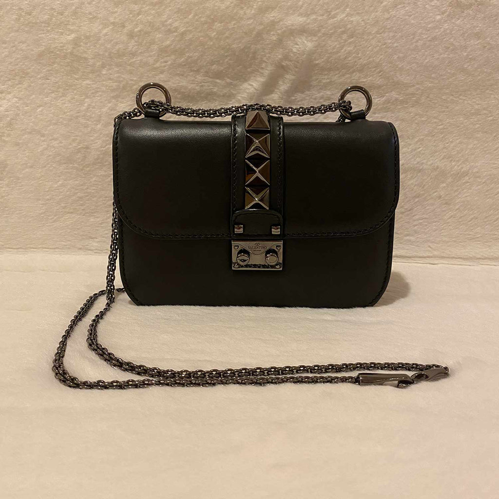 Milliard perler Desperat Shop authentic Valentino Small Glam Lock Noir Crossbody Bag at revogue for  just USD 1,300.00